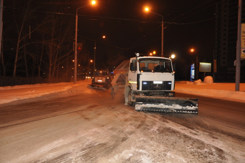 На дорогах Оренбурга продолжается уборка снега